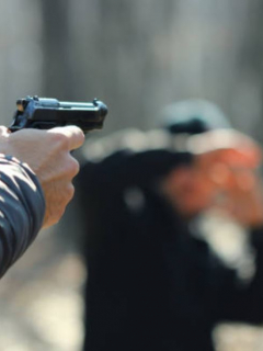 Hombre apuntando arma
