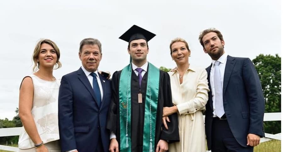 Juan Manuel Santos, su esposa e hijos
