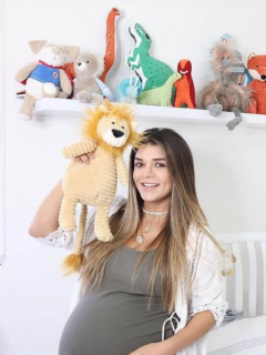 Karen Bray, presentadora.