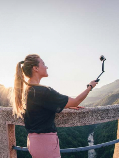 Mujer tomándose selfi.