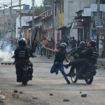 Guardia venezolana ataca a ciudadanos que intentaban pasar la frontera de Venezuela con Colombia.