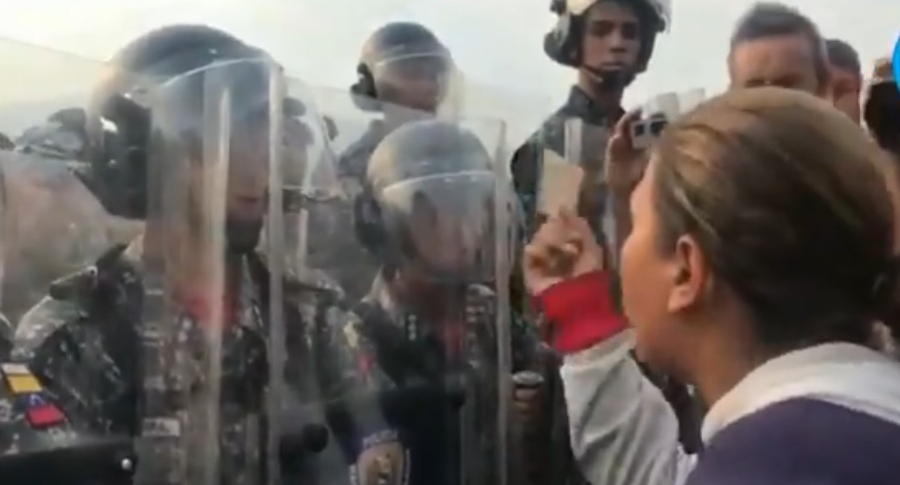 Mujer recrimina acción de la guardia venezolana en la frontera con Colombia.
