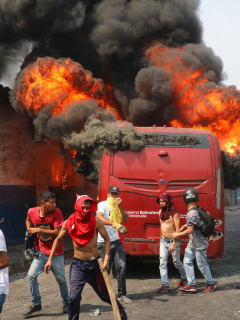 Quema de bus en Ureña