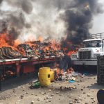 Camión con ayuda humanitaria quemado en la frontera