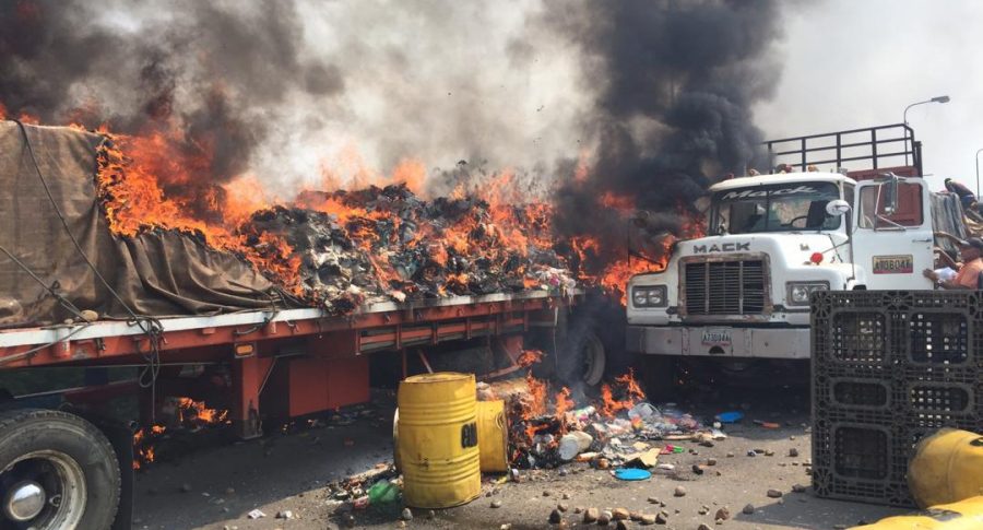 Camión con ayuda humanitaria quemado en la frontera