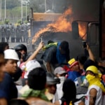 Camión en llamas en la frontera entre Colombia y Venezuela