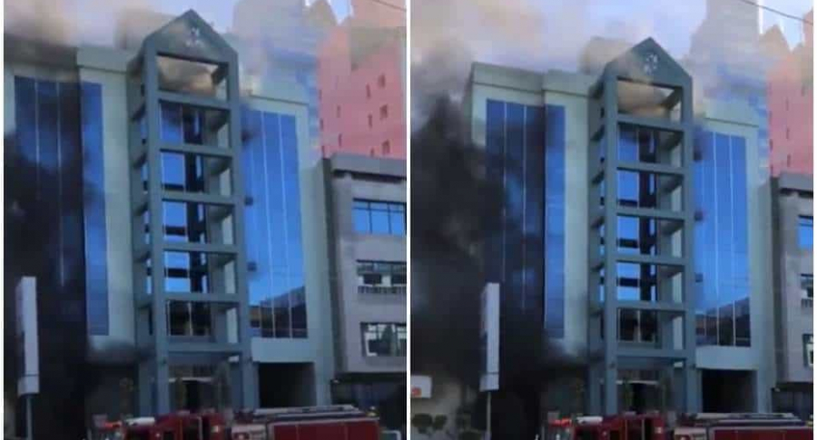 Incendio al lado de un edificio.