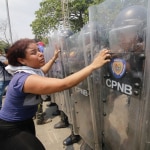 Venezolana confrontando a la  Guardia Bolivariana