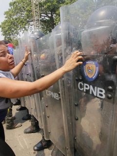 Venezolana confrontando a la Guardia Bolivariana