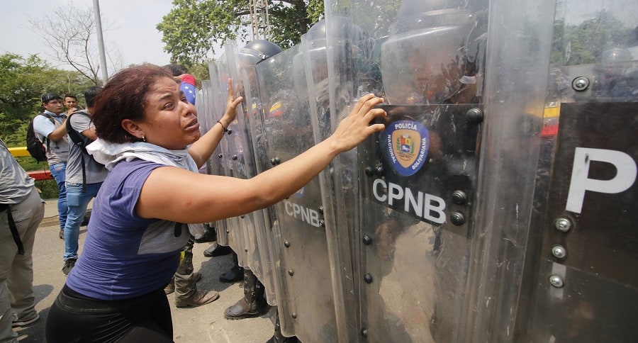 Venezolana confrontando a la  Guardia Bolivariana