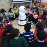 Robot dictando clase