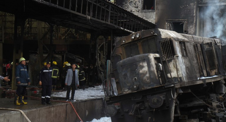 Locomotora de metro de El Cairo se estrelló e incendió