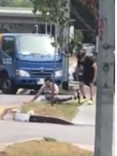 Ciclista golpea a camionero.