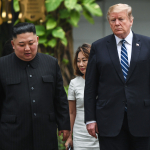 El líder de Corea Kim Jong-Un camina junto al presidente de EE. UU. Donald Trump