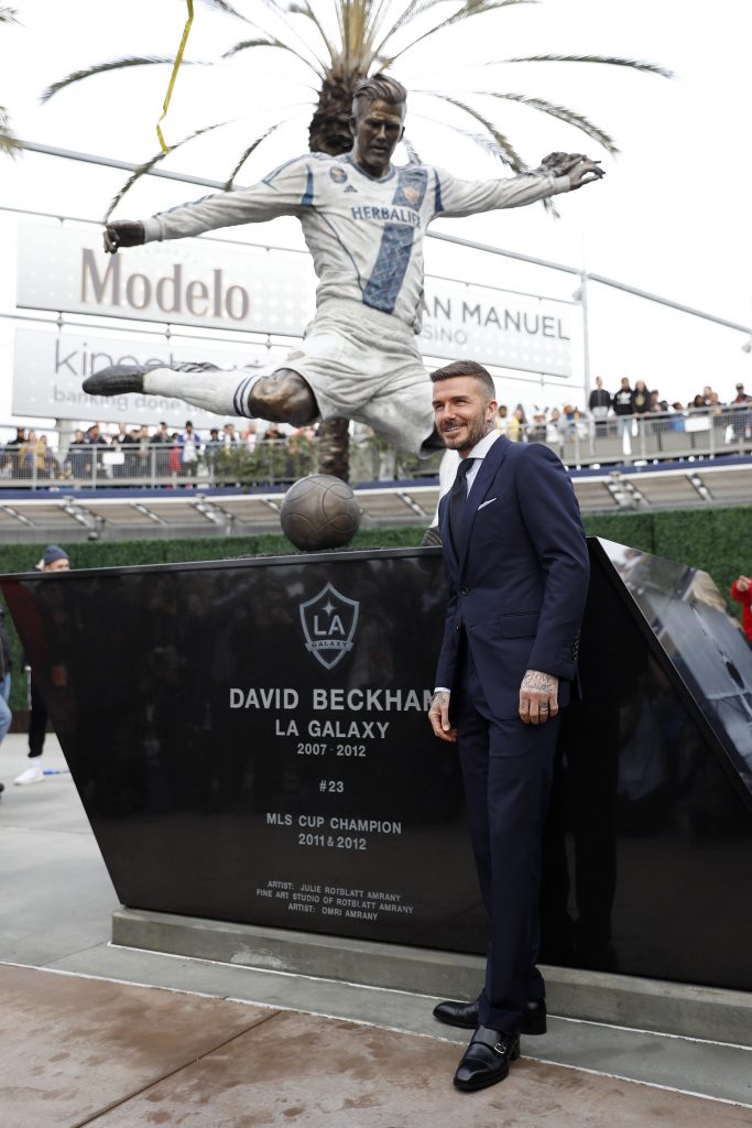 David Beckham posa junto a su estatua en Los Ángeles David Beckham posa junto a su estatua en Los Ángeles