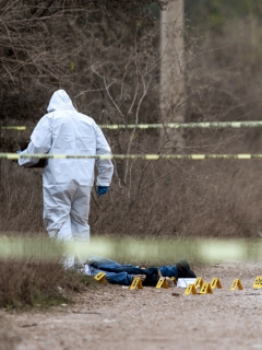 Investigadores en levantamiento de cadáver