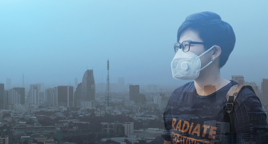 Un hombre con tapabocas en una ciudad contaminada