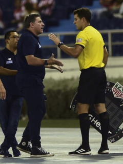Suárez, Sambueza deJunior
