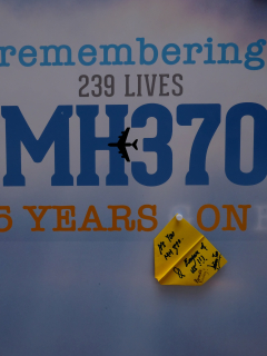 Homenaje a las víctimas del MH370 en Kuala Lumpur.