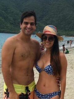 Alejandro Palacio, presentador y cantante, junto a su esposa Dina Arias.