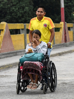 Personas en sillas de ruedas cruzan el puente internacional Simón Bolívar