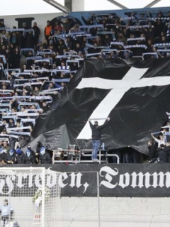 Hinchas despliegan el texto "Descansa en paz, Tommy"