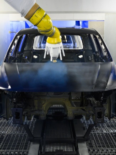 Robots pintan carro