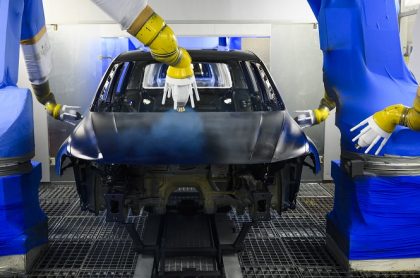 Robots pintan carro