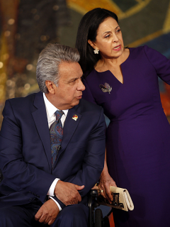 Lenín Moreno habla con su esposa Rocío González