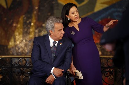 Lenín Moreno habla con su esposa Rocío González
