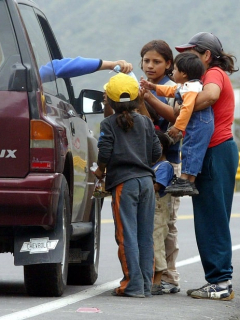 Personas pidiendo limosna
