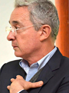 Los senadores Gustavo Petro y Álvaro Uribe