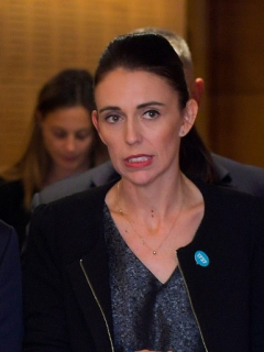 Primera ministra de Nueva Zelanda, Jacinda Ardern (der.) y su viceprimer ministro, Winston Peters