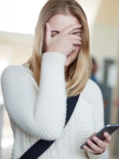 Mujer sostiene celular.