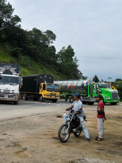 Camiones detenidos por protesta indígena.