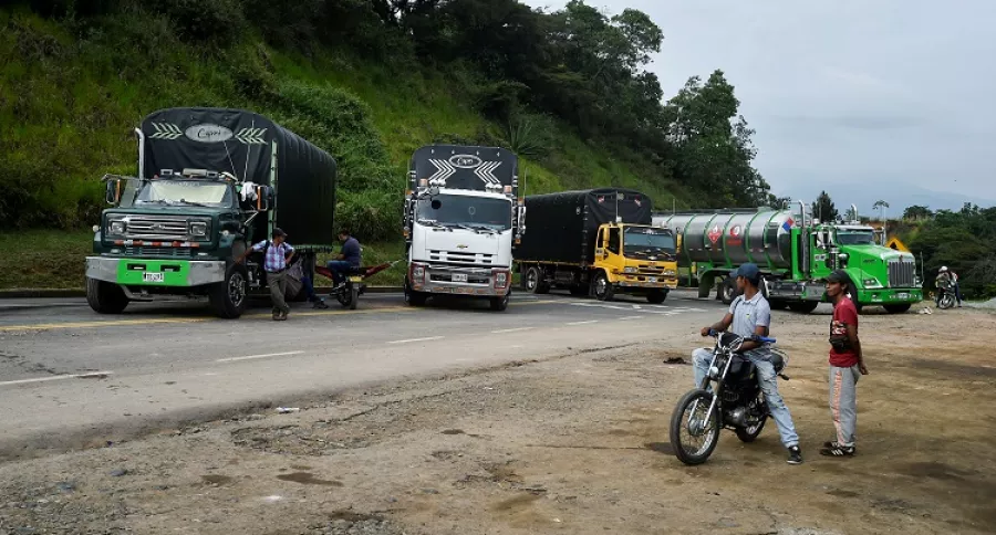 Camiones detenidos por protesta indígena.