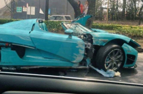 Carro destrozado.