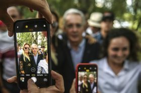 Álvaro Uribe siendo fotografiado con celulares