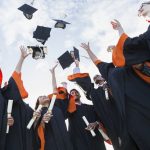 Personas graduándose