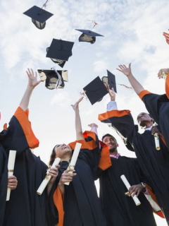 Personas graduándose