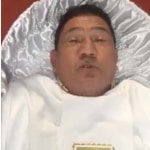 Hombre promociona funeraria.