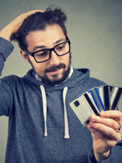 Persona con tarjetas de crédito