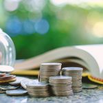 libro y monedas