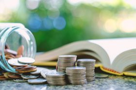 libro y monedas