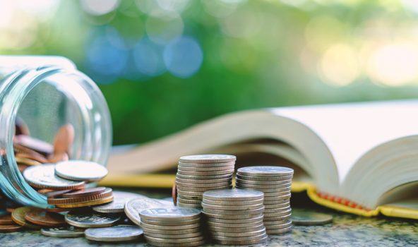 libro y monedas