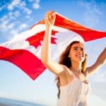 Mujer con la bandera de Canadá