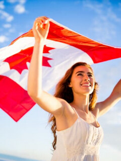 Mujer con la bandera de Canadá