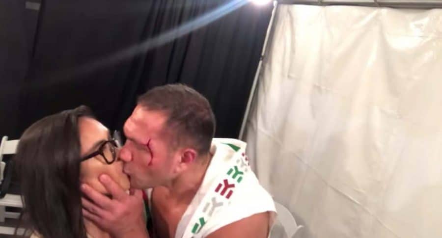 Boxeador besa a periodista.