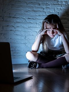 Niña en Internet