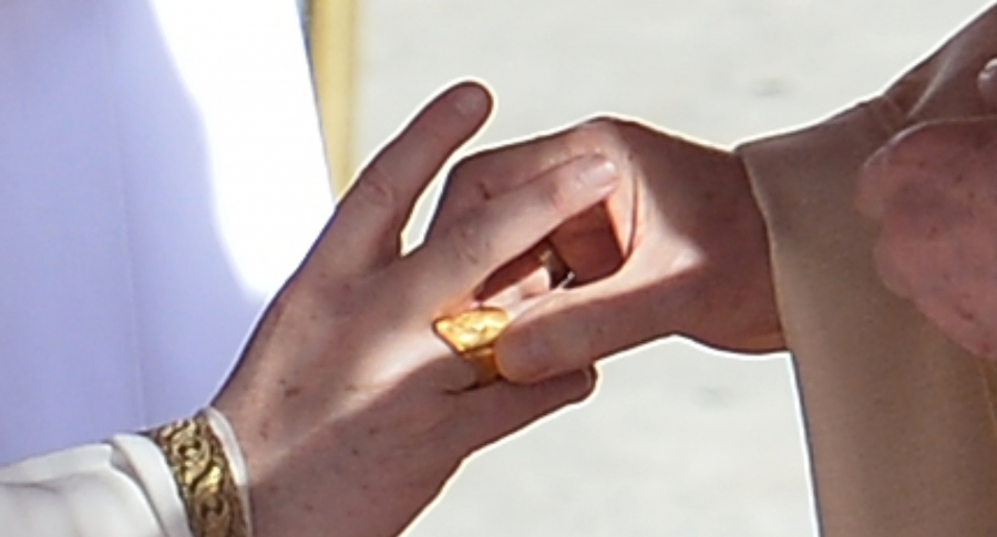El papa Francisco recibe el 'anillo del pescador'